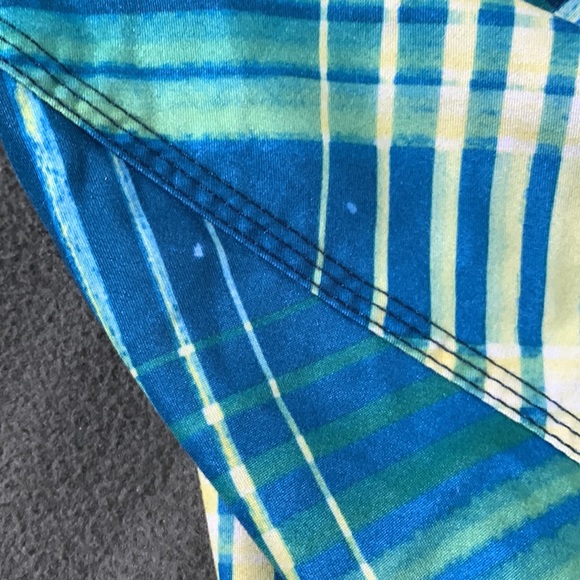 Boys Hurley swim trunks.  Size 14.  Waist 27 - Picture 8 of 8